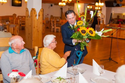 Burmistrz Miasta Wisła wręcza kwiaty jubilatom